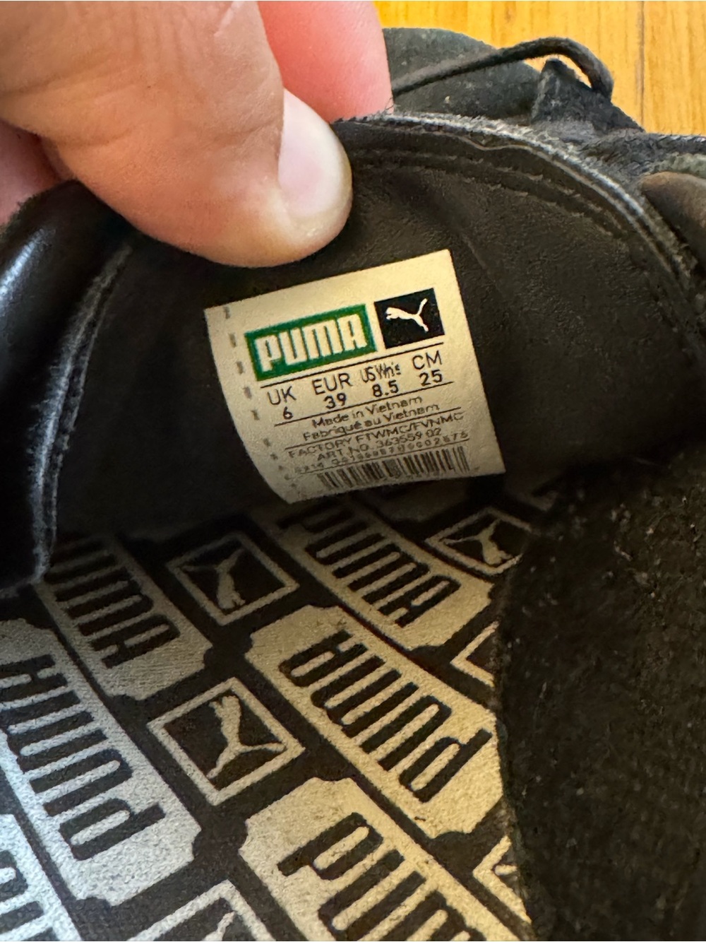 Puma Suede Classic women Sneakers in Black with Gum Sole - Picture 2 of 2
